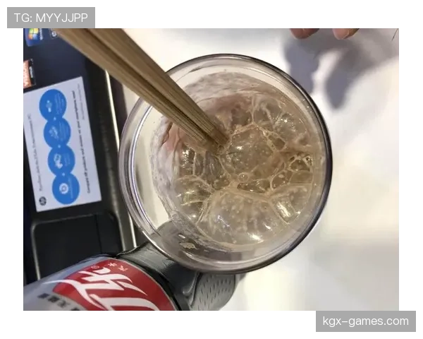 恩比德家的冰箱里塞满蛋白粉，连饮料都按克称着喝